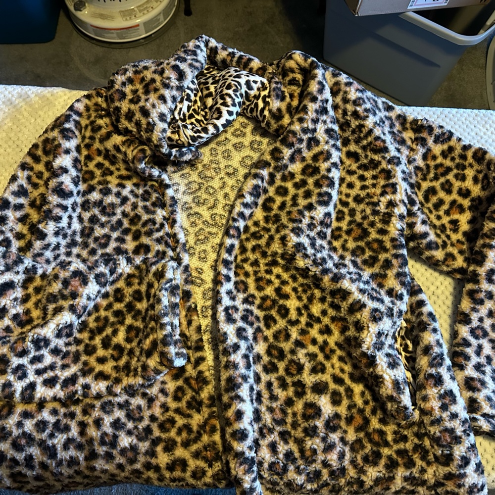 Blumin 3x Leopard hooded jacket. Yellowstone, Beth Dutton inspired